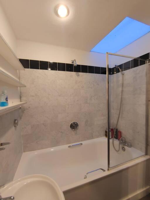 Stylish Apartment Near Carnaby Street, Sleeps 4. 伦敦 外观 照片