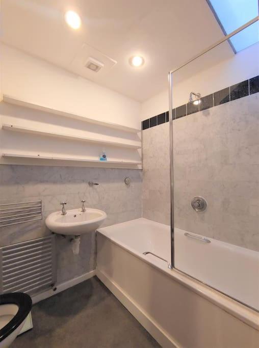 Stylish Apartment Near Carnaby Street, Sleeps 4. 伦敦 外观 照片